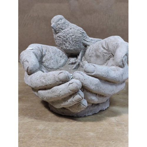 510 - A concrete hand formed bird bath depicting a bird to the back, very well executed. Height of 20cm, l... 