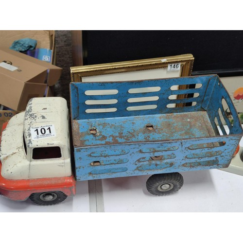 101 - Box containing a quantity of vintage toys inc ball counter, vintage wooden toy house, quantity of fa... 