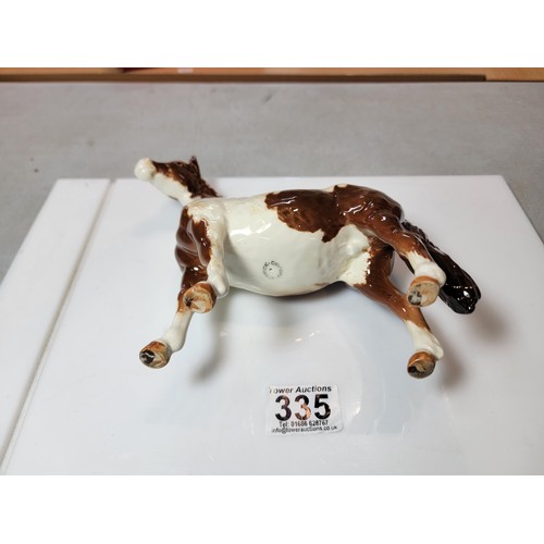 335 - Beswick Pinto Pony in excellent condition with no damage. Height 17cm, Width 18cm