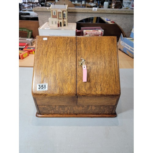 358 - A good quality vintage solid oak stationary box, presenting a beautiful natural grain to the wood, h... 