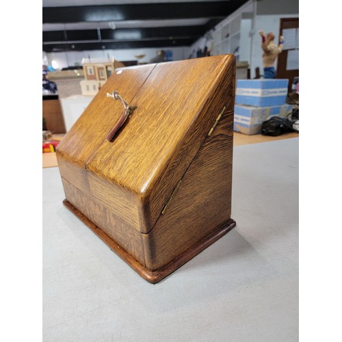 358 - A good quality vintage solid oak stationary box, presenting a beautiful natural grain to the wood, h... 