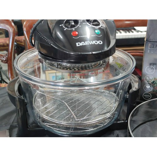 122 - Good quality boxed Daewoo Halogen air fryer, complete, comes with instructions