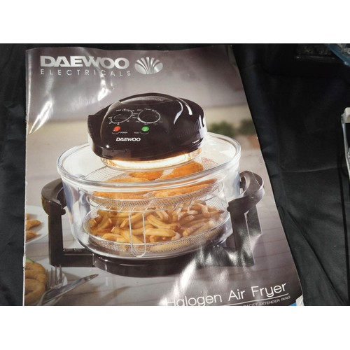 122 - Good quality boxed Daewoo Halogen air fryer, complete, comes with instructions