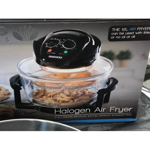 122 - Good quality boxed Daewoo Halogen air fryer, complete, comes with instructions