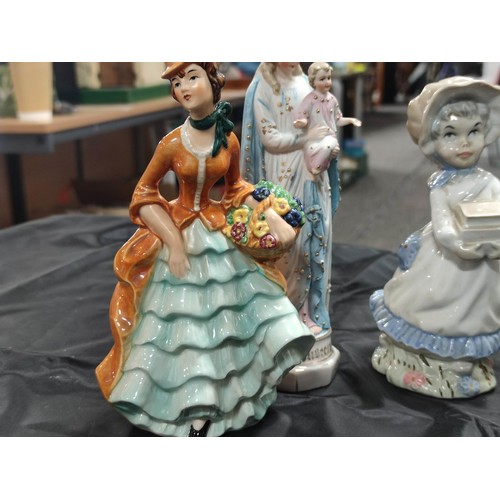 381 - A quantity of various vintage figurines including a Lladro Nao figurine, Goebel lady figurine, etc.