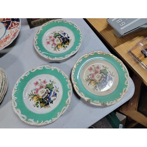 368 - Box containing a quantity of antique plates in varying conditions inc Imari plates, green floral dec... 