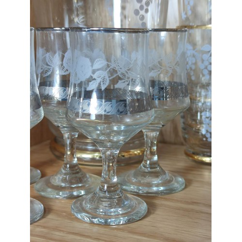 386 - A quantity of vintage glassware to include 2 gold rimmed and etched jugs with 12 matching glasses al... 