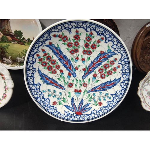 390 - A quantity of collectable plates, to include a scalloped Limoges plate, a large Iznik charger from T... 