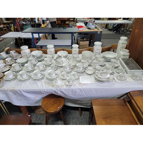 375 - Very large and comprehensive Eternal Beau, dinner tea and coffee set, a total of 118 pieces inc ture... 