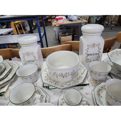 375 - Very large and comprehensive Eternal Beau, dinner tea and coffee set, a total of 118 pieces inc ture... 