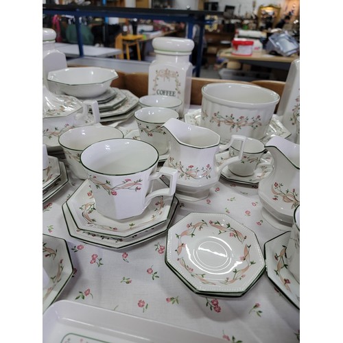 375 - Very large and comprehensive Eternal Beau, dinner tea and coffee set, a total of 118 pieces inc ture... 