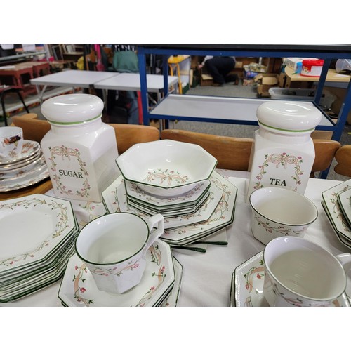 375 - Very large and comprehensive Eternal Beau, dinner tea and coffee set, a total of 118 pieces inc ture... 