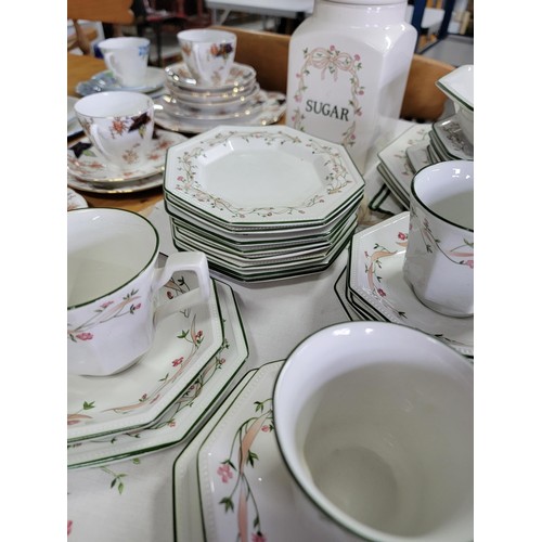 375 - Very large and comprehensive Eternal Beau, dinner tea and coffee set, a total of 118 pieces inc ture... 