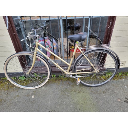 531 - Good quality gold coloured vintage Hampton Mascot push bike with a 20