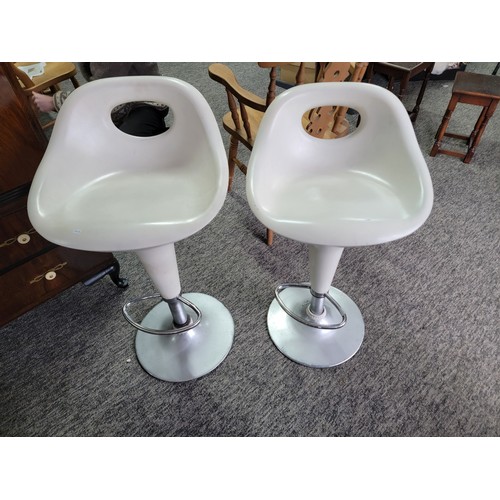 573 - 2 swivel bar stools in cream. Gas adjustable in height