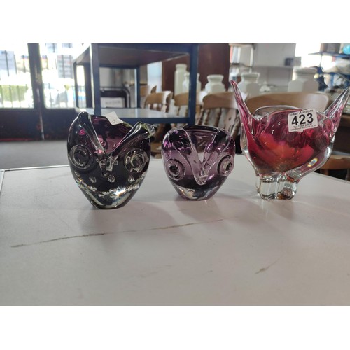 423 - 3x art glass bowls to include 2x owl formed amethyst bowls with a similar design and red Sommerso gl... 