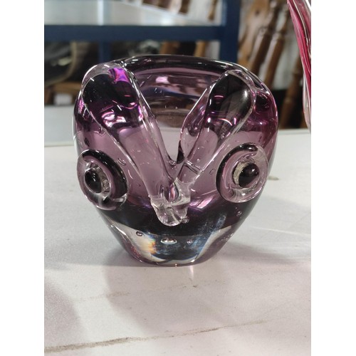 423 - 3x art glass bowls to include 2x owl formed amethyst bowls with a similar design and red Sommerso gl... 