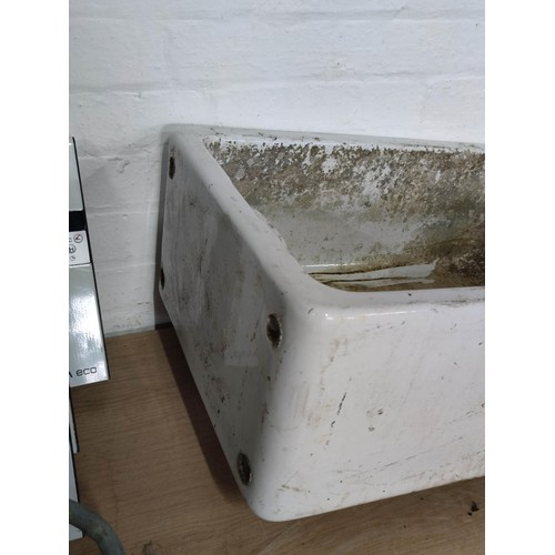 436 - Good heavy duty belfast sink in overall good condition stands at 25cm high 60cm long and 46cm deep