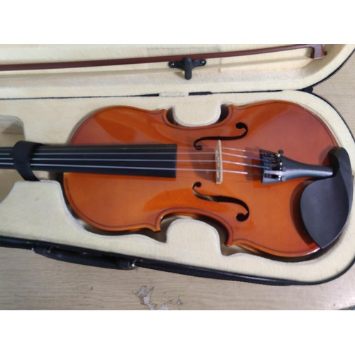 439 - Cased good quality beginners violin in good order in a fitted case complete with bow and full cased ... 