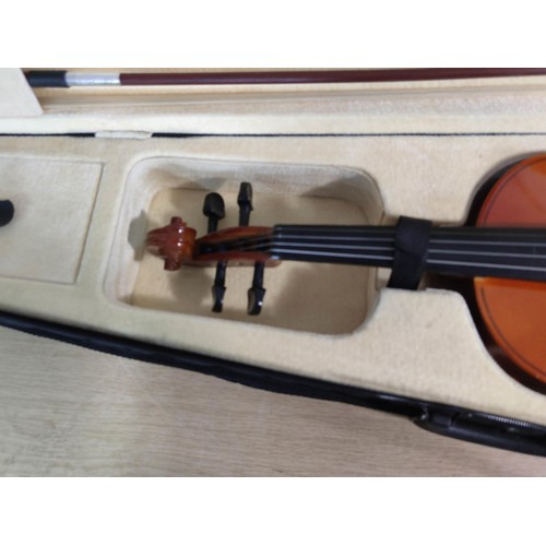 439 - Cased good quality beginners violin in good order in a fitted case complete with bow and full cased ... 