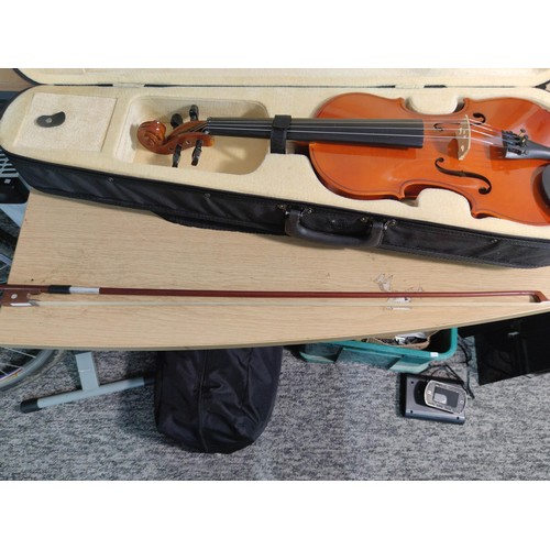 439 - Cased good quality beginners violin in good order in a fitted case complete with bow and full cased ... 