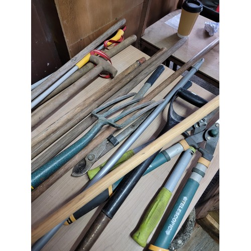 500 - A large selection of tools to include shovels, forks, brushes, edger, telescopic shears etc