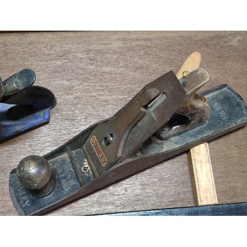 452 - Good quality vintage black wooden carpenters box with two drawer inside containing a quantity of too... 