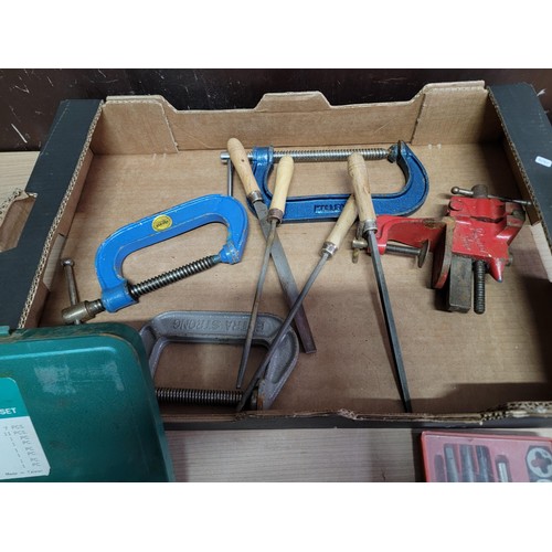 512 - Box containing a quantity of tools inc 2x tap and die sets, socket set, G clamps, files and small re... 