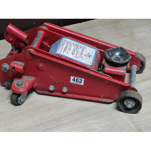 462 - A mini hydraulic trolley jack, capacity 3000lbs made by Draper.