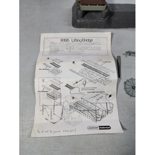 12 - Rare Hornby Railways R195 electrically operated lifting bridge with instructions. see photos for mor... 