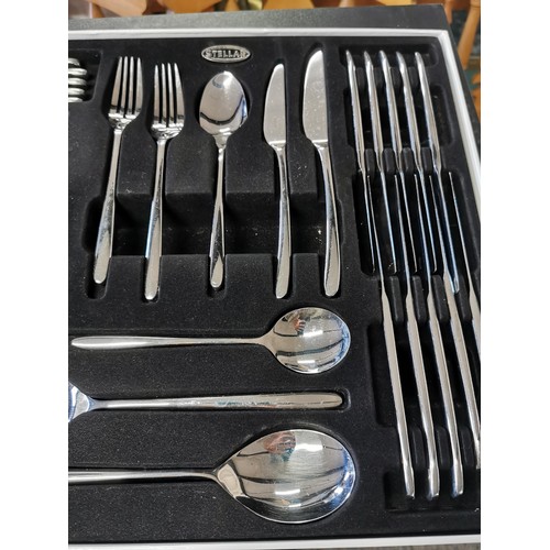 156 - A boxed Stellar Arundel 44 piece polished cutlery set in good order and complete for 6 persons