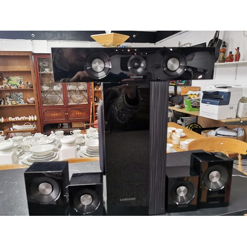 175 - A Samsung surround sound audio system. In great working condition complete with all its separate spe... 