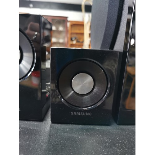 175 - A Samsung surround sound audio system. In great working condition complete with all its separate spe... 