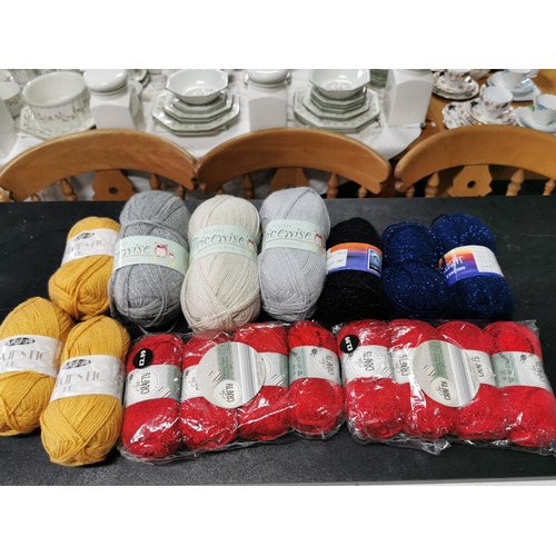 200 - 1 small bag of wool, includes many unused balls of So craft branded and others.