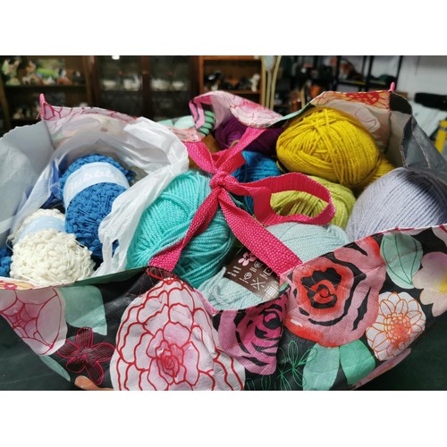 200 - 1 small bag of wool, includes many unused balls of So craft branded and others.