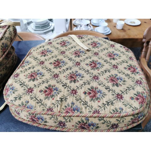 210 - 6x good quality seat cushions in tapestry