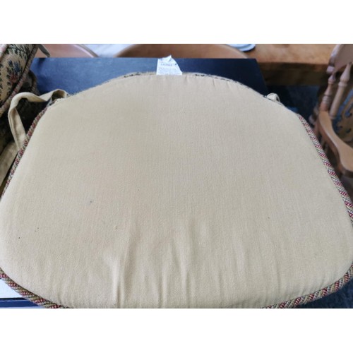 210 - 6x good quality seat cushions in tapestry