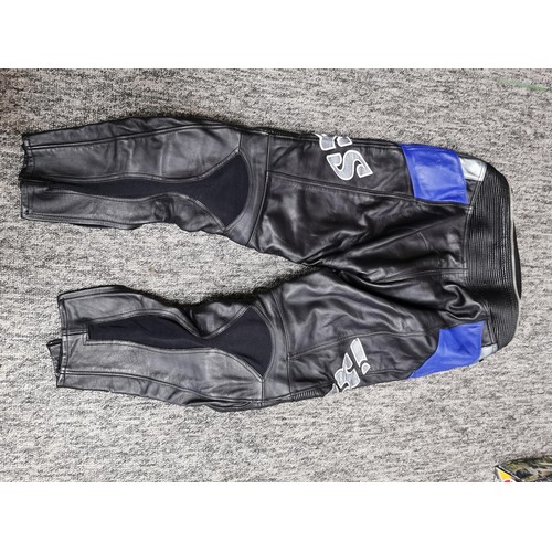 211 - A matching leather trouser and jacket set for motorcycling by IXS.