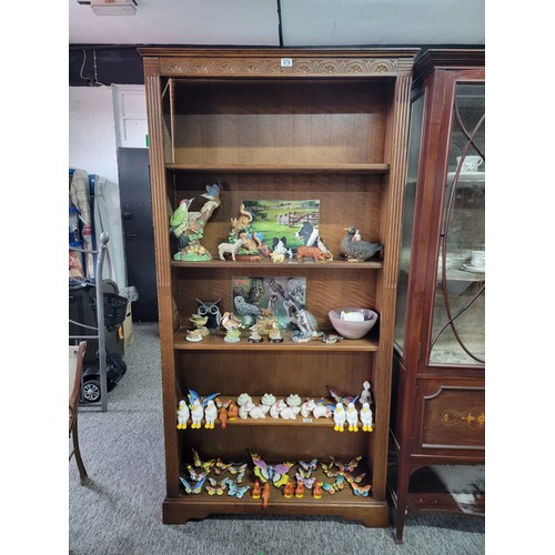 578 - An oak 5 division book shelf. stands 195cm high 100cm wide and 29cm deep, its back panel needs secur... 