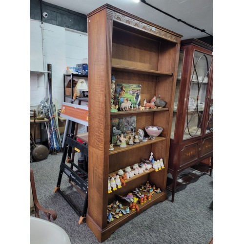 578 - An oak 5 division book shelf. stands 195cm high 100cm wide and 29cm deep, its back panel needs secur... 