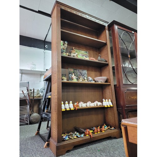 578 - An oak 5 division book shelf. stands 195cm high 100cm wide and 29cm deep, its back panel needs secur... 