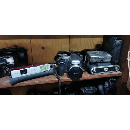 61 - A quantity of vintage film and digital cameras to include an Olympus Trip AF MD, an Olympus AZ-1 Zoo... 