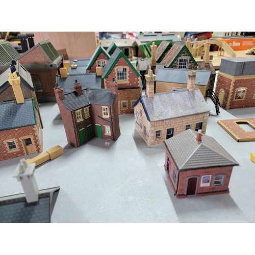 34 - Box containing a large quantity of Hornby buildings inc terraced houses, railway buildings, watertan... 