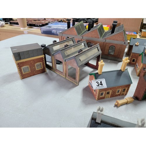 34 - Box containing a large quantity of Hornby buildings inc terraced houses, railway buildings, watertan... 