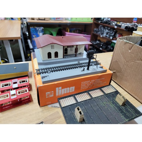 36 - Large quantity of model railway accessories, inc a boxed Lima HO scale Railway station, a quantity o... 