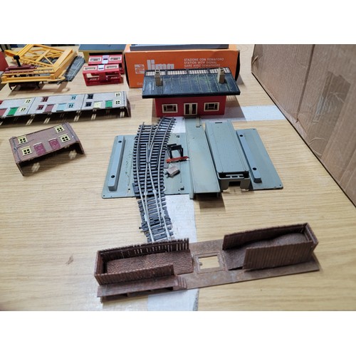 36 - Large quantity of model railway accessories, inc a boxed Lima HO scale Railway station, a quantity o... 