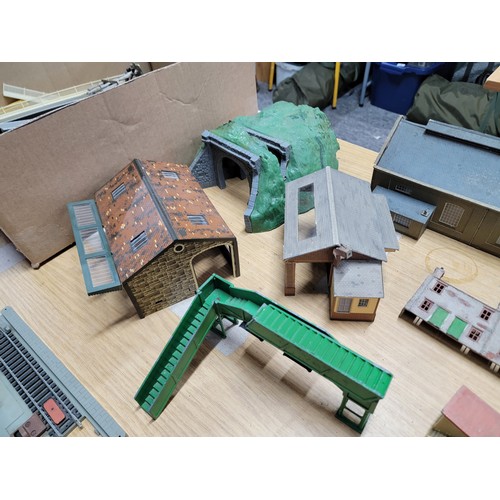 36 - Large quantity of model railway accessories, inc a boxed Lima HO scale Railway station, a quantity o... 