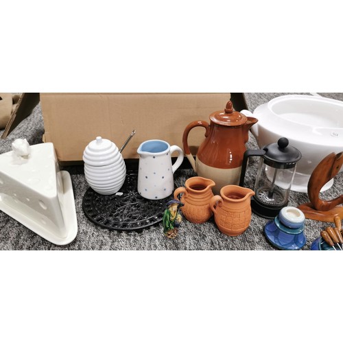 86 - A quantity of good quality Laura Ashley ceramic items along with other various odds to include Jerse... 