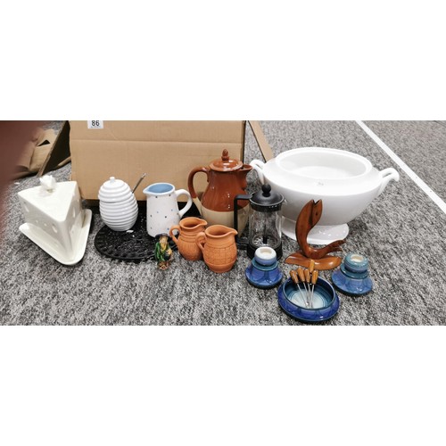 86 - A quantity of good quality Laura Ashley ceramic items along with other various odds to include Jerse... 