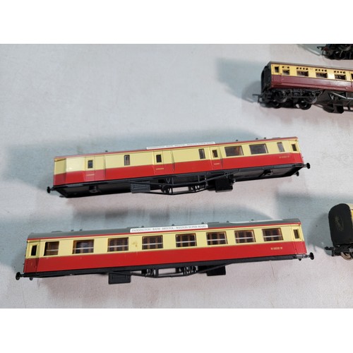 40 - Box contining a quantity of dummy locos and carriages made by Tri-ang, Lima, Hornby etc inc Pullman ... 